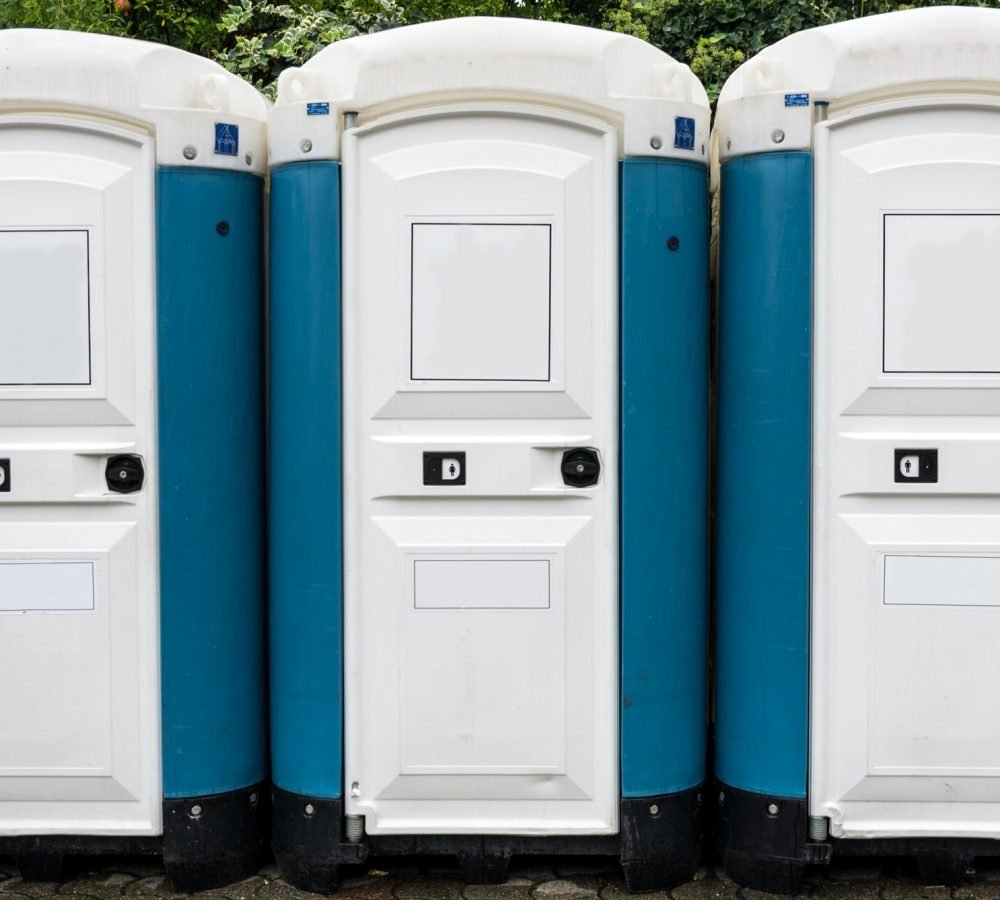 toilette-cabins-outside.jpg toilette-cabins-outside.jpg